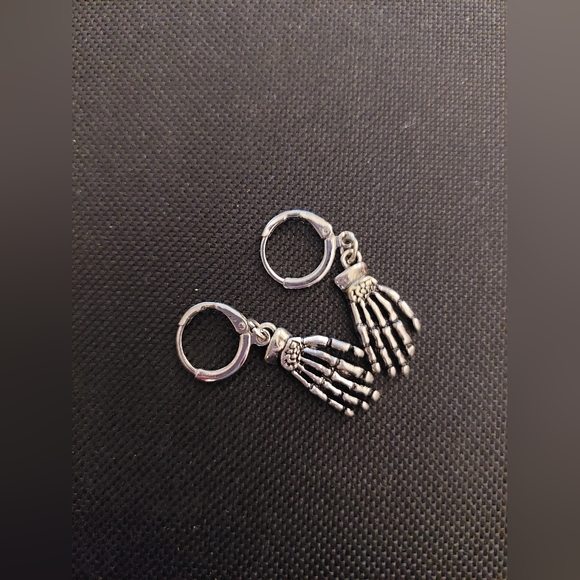 💥 3 for 15! Silver skeleton hand earrings unisex - Picture 5 of 5